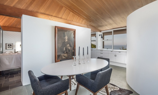 Phòng ăn căn biệt thự với thiết kế độc đáo, phong cách cởi mở, mang tông màu trắng chủ đạo cùng nội thất được bài trí tinh tế, đem đến những nét thanh lịch, nhẹ nhàng.