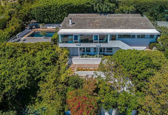  Biệt thự mà bà Adams sở hữu có giá xấp xỉ 5,4 triệu USD, nằm trên một sườn đồi với những uốn lượn duyên dáng cùng tầm nhìn ra đại dương tuyệt đẹp.