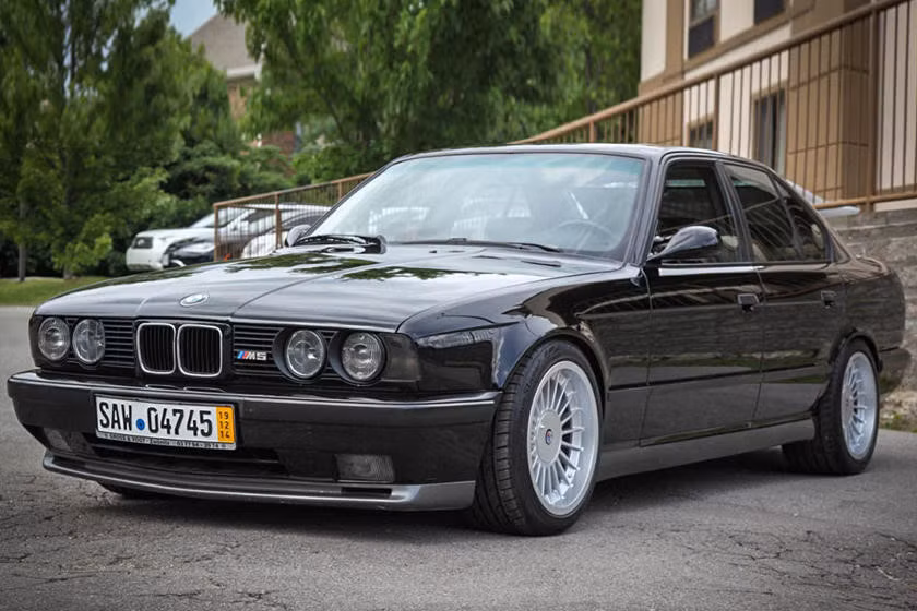 BMW M5 thế hệ thứ hai có tên mã E34 và được coi là dòng M5 tốt nhất trong lịch sử hãng xe xứ Bavaria. Phiên bản này được trang bị động cơ 6 xi-lanh dung tích 3.6L, cho công suất 311 mã lực. Đi kèm hệ dẫn động cầu sau, động cơ này giúp xe có khả năng tăng tốc từ 0-96 km/h trong 6,1 giây. M5 E34 có giá bán từ 58.450 USD vào năm 1991. Nhưng giờ đây, việc sở hữu chiếc xe này không còn tốn kém như trước khi bạn chỉ cần bỏ ra khoảng 20.000 USD.