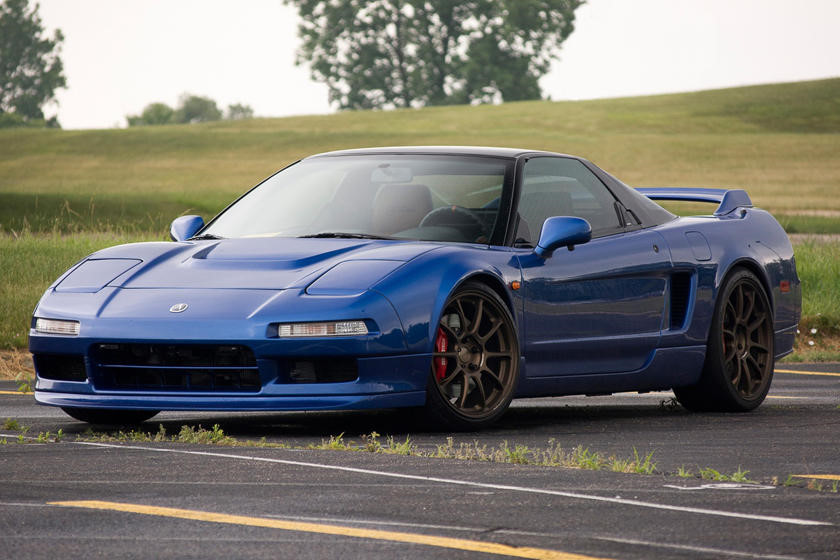 Ra mắt tại Chicago Auto Show 1989, Acura NSX đã gây được ấn tượng mạnh khi là mẫu xe đầu tiên trên thế giới có bộ khung nguyên khối làm hoàn toàn bằng nhôm. Xe được trang bị động cơ V6 3.0L đặt giữa và hệ dẫn động cầu sau. Mức giá 75.000 USD được coi là hợp lý với một siêu xe hội tụ đủ các ưu điểm từ hiệu suất đến thiết kế như NSX. Cho đến nay, những chiếc NSX thế hệ đầu vẫn luôn được giới chơi xe săn đón với mức giá trung bình khoảng 50.000 USD.