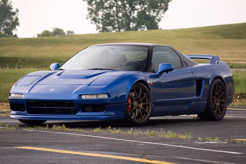 Ra mắt tại Chicago Auto Show 1989, Acura NSX đã gây được ấn tượng mạnh khi là mẫu xe đầu tiên trên thế giới có bộ khung nguyên khối làm hoàn toàn bằng nhôm. Xe được trang bị động cơ V6 3.0L đặt giữa và hệ dẫn động cầu sau. Mức giá 75.000 USD được coi là hợp lý với một siêu xe hội tụ đủ các ưu điểm từ hiệu suất đến thiết kế như NSX. Cho đến nay, những chiếc NSX thế hệ đầu vẫn luôn được giới chơi xe săn đón với mức giá trung bình khoảng 50.000 USD.