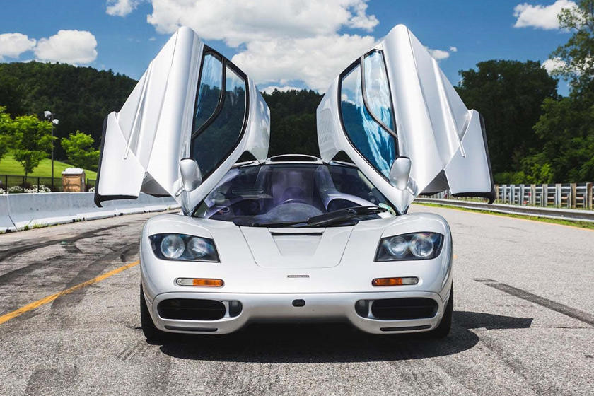 Được coi là tượng đài trong làng xe hơi thế giới, McLaren F1 ra đời vào năm 1990 và nắm giữ ngôi vương tốc độ trong thập niên đó với tốc độ tối đa đạt 386,4 km/h. Điều này có được nhờ cỗ máy V12 6.1L do BMW sản xuất, cho công suất 618 mã lực. Với số lượng giới hạn 106 chiếc, McLaren F1 luôn là món hàng hiếm được nhiều nhà sưu tập săn lùng khiến xe có mức giá siêu đắt. Năm 2016, một chiếc F1 đã được bán đấu giá lên tới 15,6 triệu USD tại Mỹ.