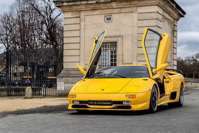 Năm 1990, Lamborghini Diablo danh tiếng ra đời với khối động cơ V12 5.7L, công suất 485 mã lực. Xe có khả năng tăng tốc từ 0-100 km/h trong 4,5 giây trước khi đạt vận tốc tối đa 325 km/h. Ở thời điểm đó, chiếc siêu xe có mức giá từ 223.000 USD. Đến hiện tại, Diablo đã trở thành hàng hiếm trên thị trường xe cổ với mức giá không thấp hơn giá gốc, thậm chí nhiều chủ xe còn rao bán với mức giá lên tới khoảng 500.000 USD.