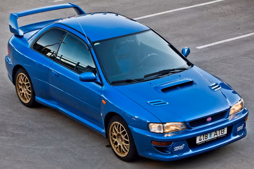 Subaru Impreza 22B STI ra đời vào năm 1998 để kỷ niệm 3 chức vô địch liên tiếp của Subaru ở giải đua WRC, Impreza 22B STI có khả năng tăng tốc ấn tượng từ 0-96 km/h chỉ trong 3,9 giây - con số đáng mơ ước thời bấy giờ. Ngày nay, Impreza 22B STI ít được nhắc đến hơn khi thị trường ôtô đang phát triển với tốc độ chóng mặt. Thế nhưng, chiếc xe này vẫn là tâm điểm của nhiều tín đồ mê xe ôtô khi được đấu giá lên đến hơn 100.000 USD vào năm 2016.