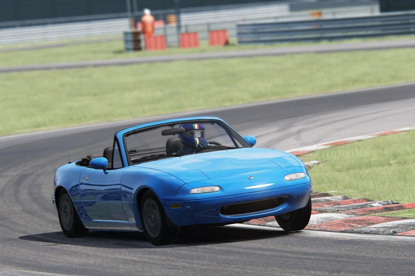 Ra đời vào năm 1989, mẫu xe Mazda Miata nhanh chóng trở thành một trong những mẫu xe mui trần hai cửa thịnh hành nhất thập niên 90 nhờ kích thước nhỏ gọn, trọng lượng nhẹ và trải nghiệm lái thú vị. Chiếc roadster sở hữu những trang bị hiện đại mà nhiều mẫu xe cùng thời không có như túi khí, hệ thống chống trượt và chống kẹt phanh. Hiện nay, một chiếc Miata đời đầu có giá khoảng 5.000 USD, chỉ bằng một phần ba mức giá ban đầu.