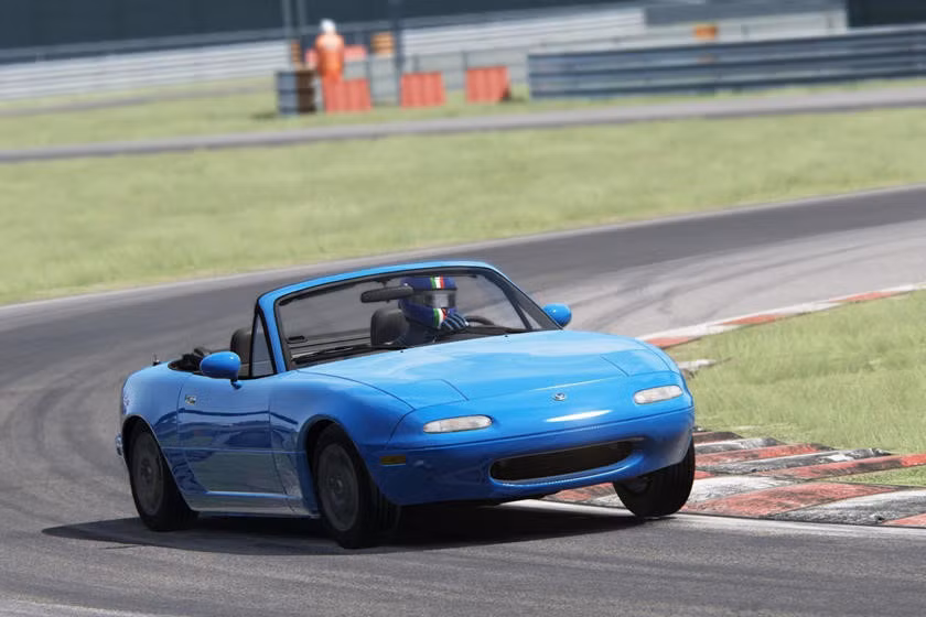 Ra đời vào năm 1989, mẫu xe Mazda Miata nhanh chóng trở thành một trong những mẫu xe mui trần hai cửa thịnh hành nhất thập niên 90 nhờ kích thước nhỏ gọn, trọng lượng nhẹ và trải nghiệm lái thú vị. Chiếc roadster sở hữu những trang bị hiện đại mà nhiều mẫu xe cùng thời không có như túi khí, hệ thống chống trượt và chống kẹt phanh. Hiện nay, một chiếc Miata đời đầu có giá khoảng 5.000 USD, chỉ bằng một phần ba mức giá ban đầu.