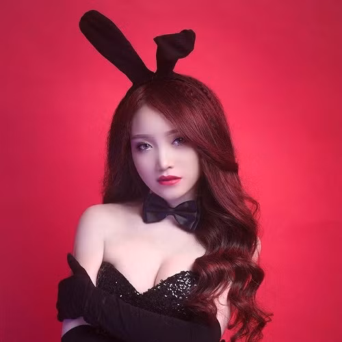 Theo tìm hiểu, bạn gái cầu thủ Vũ Văn Thanh có tên đầy đủ là Phùng Thị Bảo Trân sinh năm 1995, hiện sống tại Gia Lai và làm chủ của một trung tâm chăm sóc sắc đẹp cho chị em phụ nữ tại "Phố Núi".