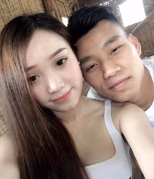 Sau những hành công trong màu áo CLB HAGL và ĐT Việt Nam, chàng hậu vệ trẻ Vũ Văn Thanh được rất nhiều người để ý tới cả trên sân cỏ lẫn đời tư của mình. Mới đây, chàng trai quê Hải Dương này mới đây đã công khai mối quan hệ với cô bạn gái 9X người Gia Lai khiến nhiều người phải ngưỡng mộ bởi vẻ xinh đẹp và tài sắc.