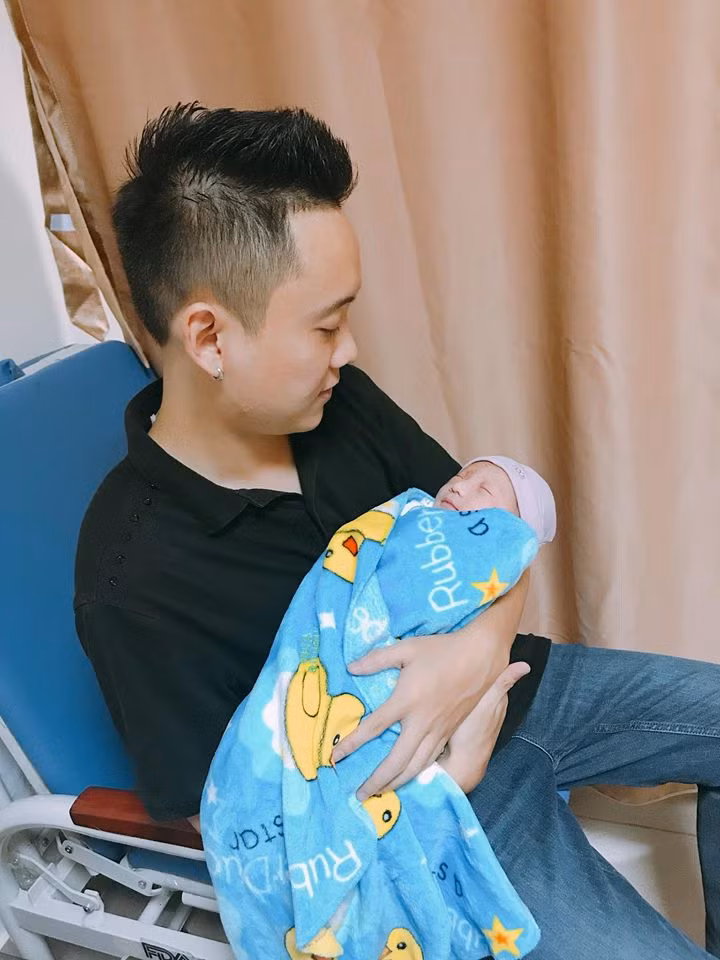 Kèm với đó, Trâm Anh cũng tiết lộ về tình trạng của con: "Cháu được các cô chú vệ sinh sạch sẽ rồi về với bố mẹ đây".