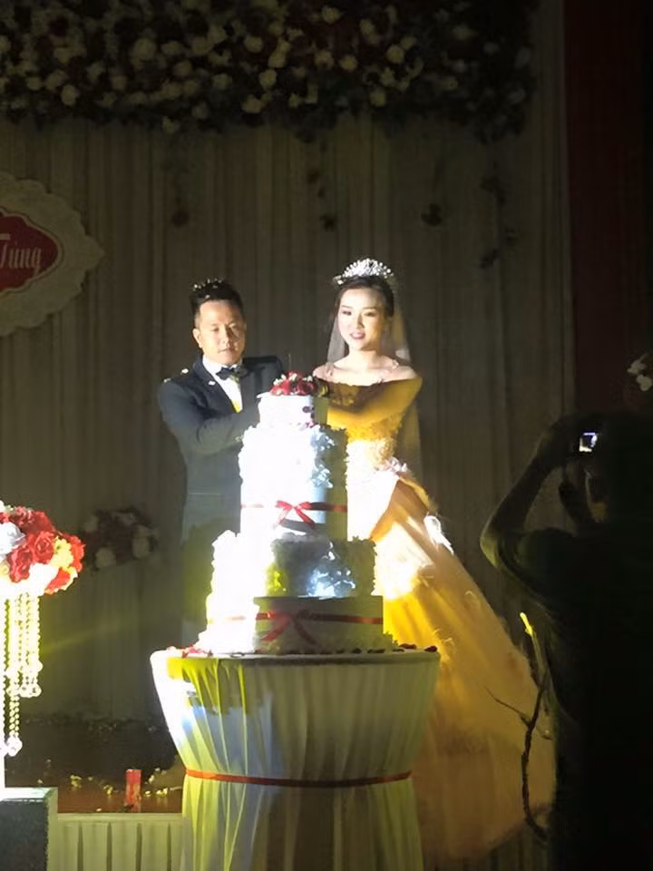 Theo tiết lộ của nhiều khách mời, đám cưới của Miss Teen Quỳnh Nga cũng được tổ chức tại một nơi rất sang trọng đó là khách sạn 5 sao Majestic Móng Cái.