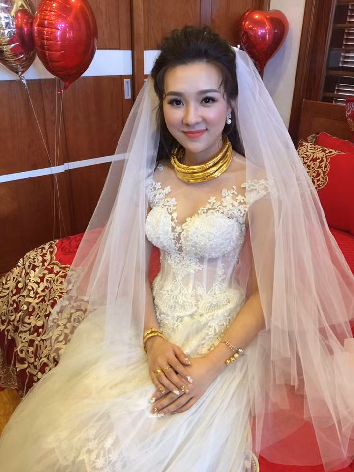 Mới đây trên trang cá nhân của mình, Quỳnh Nga khiến nhiều người bất ngờ khi đăng tải những bức hình lung linh trong ngày cưới của mình. Bên cạnh đó, danh tính chú rể của cô nàng Miss Teen Quảng Ninh này cũng khiến không ít người tò mò.