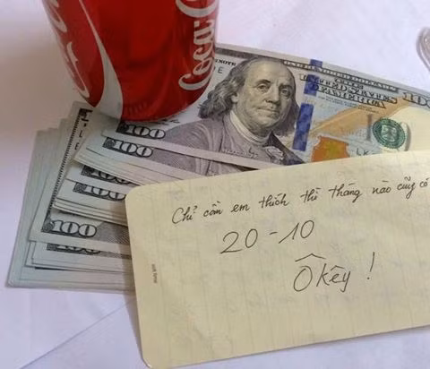 Vật chất luôn phải đi kèm với hành động. Vậy nên các anh em hãy để lại những lời nhắn đi kèm những món quà dành tặng chị em phụ nữ Việt Nam nhân ngày 20/10.