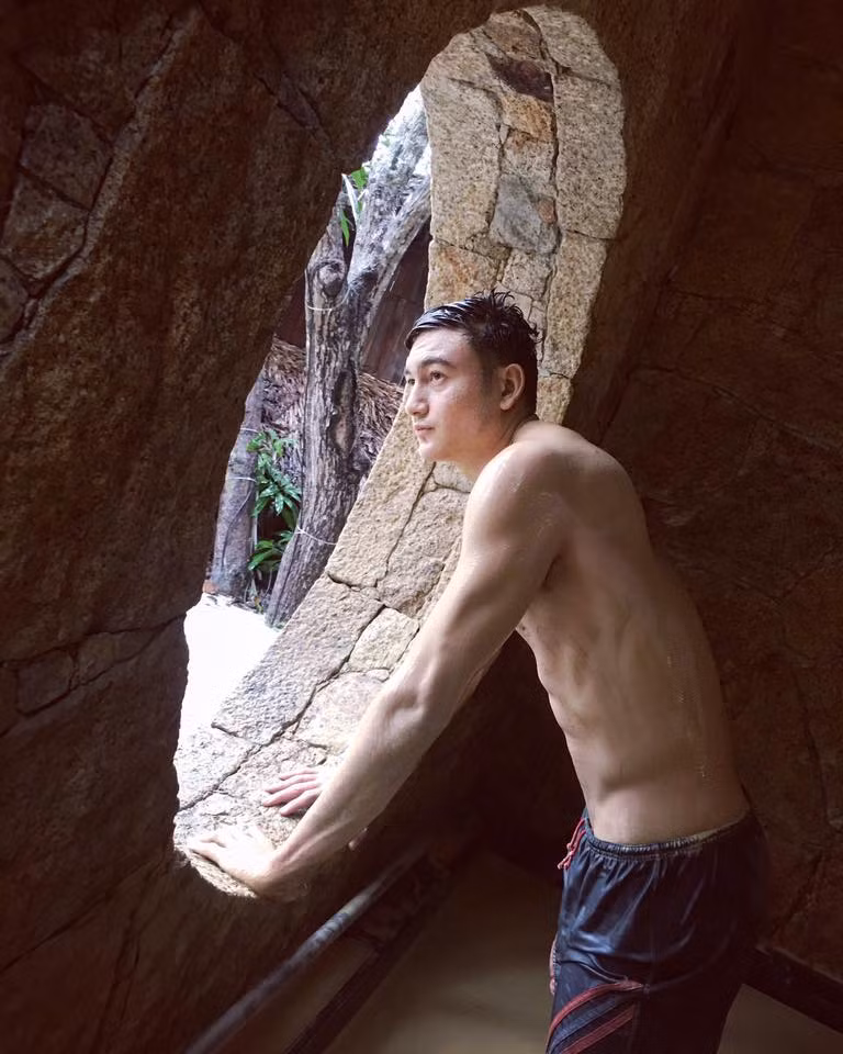 Đặng Văn Lâm (SN 1993) có bố là người Việt còn mẹ là người Nga. Anh chàng này sau trận đấu với Jordan ở vòng loại Asian Cup 2019 đã chứng minh được tài năng trong khung gỗ. Không chỉ vậy thủ thành này còn chinh phục được luôn trái tim của các chị em.