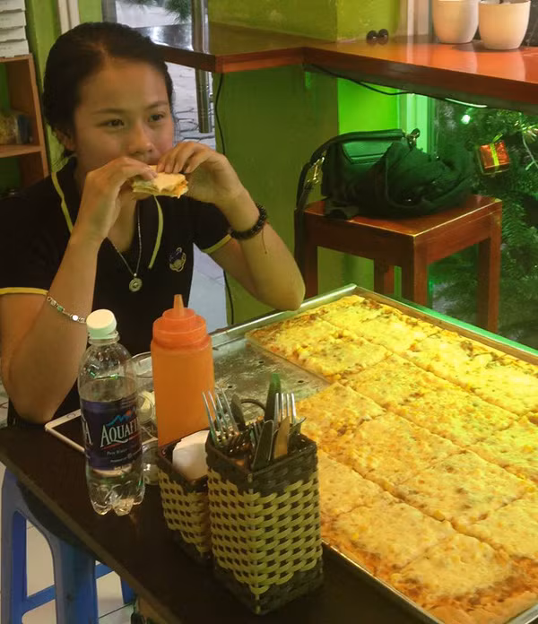 Việc thứ hai có thể giúp bạn có khoản thu nhập trước Tết đó là tham gia những cuộc thi ăn trúng thưởng tiền triệu. Không cần bỏ vốn, bạn vẫn có thể kiếm được tiền triệu. Nhân dịp Tết đến, nhiều quán ăn, nhà hàng tung ra chiêu trò hút khách - thách thức sức ăn, trúng tiền lớn. Chỉ cần một cái click chuột, bạn có thể tìm thấy một "mớ" chương trình khuyến mãi để bạn có thể đo được sức chứa của dạ dày mà vẫn cầm được tiền về.