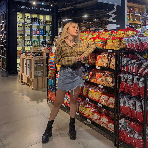 Set sơ mi - chân váy jeans với item không thể phù hợp hơn giúp cô bạn có nickname @jaepau đạt đủ tiêu chuẩn cool ngầu.