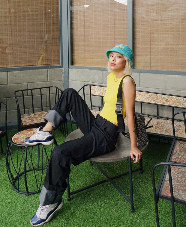 Cô bạn Wiwi @wiwi__win ghi điểm tuyệt đối với cây đồ đậm chất "summer" nhưng cốt yếu điều được chú ý tới vẫn là đôi chân dài miên man.