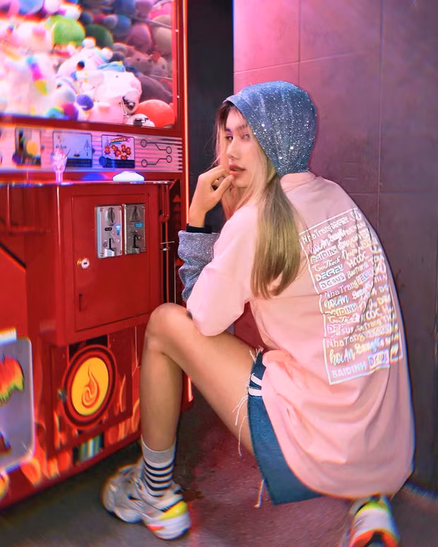 Quần giả váy ngắn khiến đôi chân của cô bạn @linlinbui trở nên dài bất tận kèm với đó là sự khỏe khoắn.