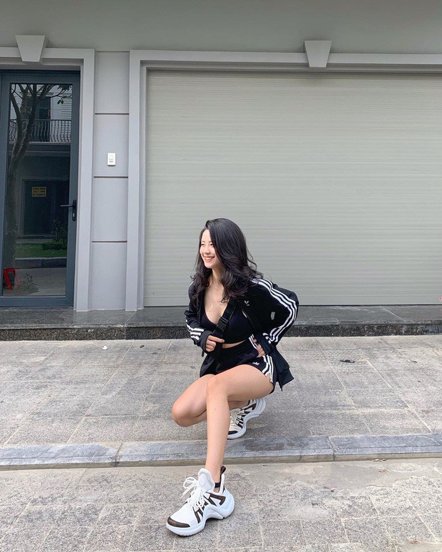@han.hang khoe được cả phong cách khoẻ khoắn lẫn đôi chân thon dài khi phối cả cây adidas với đôi sneaker Archlight đình đám của Louis Vuitton.