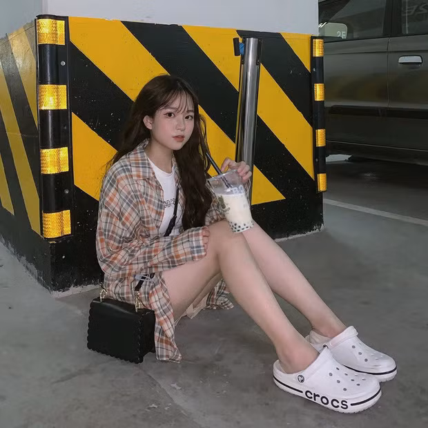 Với cách mặc giấu quần bằng chiếc áo sơ mi dáng dài, cô bạn có nickname @__thuyb chứng minh việc có đôi chân dài vô cùng đơn giản.