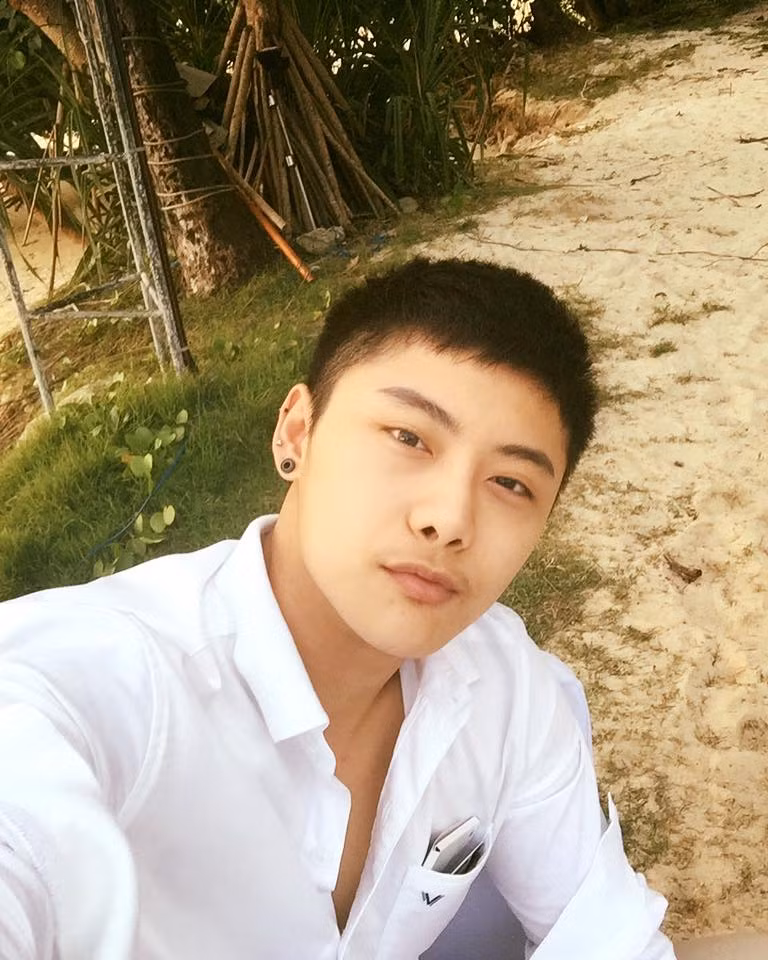 Với nỗ lực miệt mài, Jybb không chỉ có ngoại hình "chuẩn men" mà còn trở thành một huấn luyện viên thể hình được yêu thích ở Thái Lan. Gương mặt điển trai cùng nụ cười nửa miệng đậm chất nam tính của cậu đã "đốn tim" không ít cô gái trẻ.