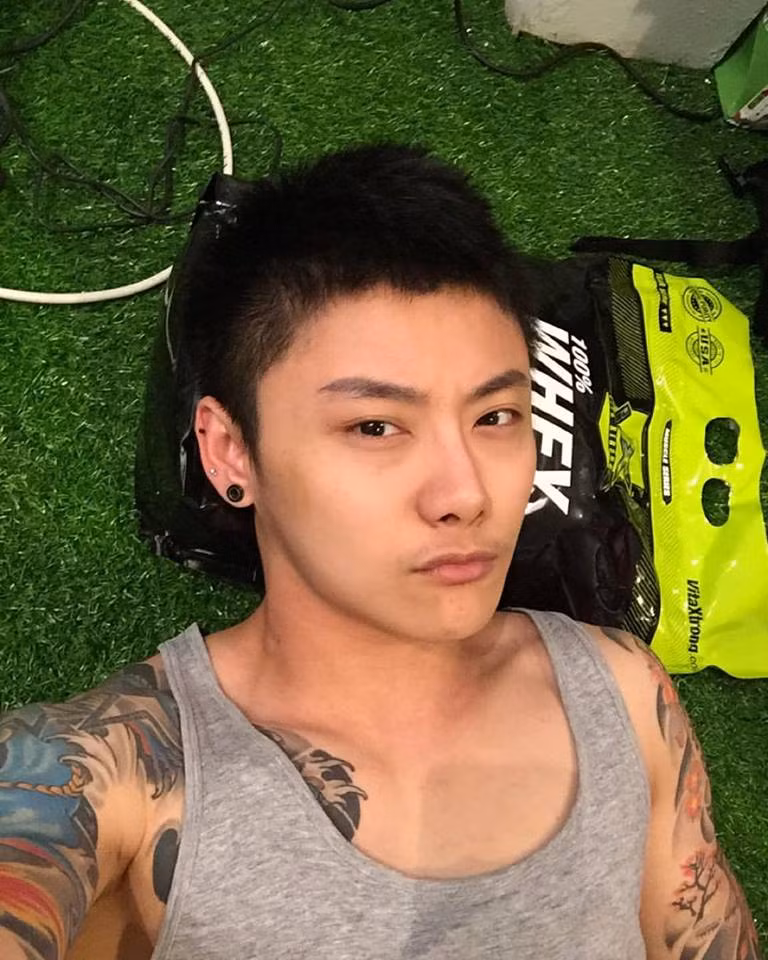 Dần lớn lên, Jybb nhận thức rõ về giới tính của bản thân nhưng với ước mơ trở thành đàn ông, cô bé này đã dành dụm tiền để thực hiện ca phẫu thuật chuyển giới từ nữ sang nam. Cậu cũng bắt đầu sử dụng hoóc-môn để tăng sự nam tính và tăng cơ bắp.