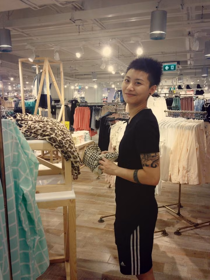 Lần theo dấu vết từ những bức ảnh, những "thánh mạng" xứ Chùa Vàng đã tìm ra được những thông tin về "bản sao Huỳnh Hiểu Minh" người Thái trên. Đó là Jybb và anh chàng này hiện là huấn luyện viên tại một trung tâm thể hình khá lớn ở Thái Lan.