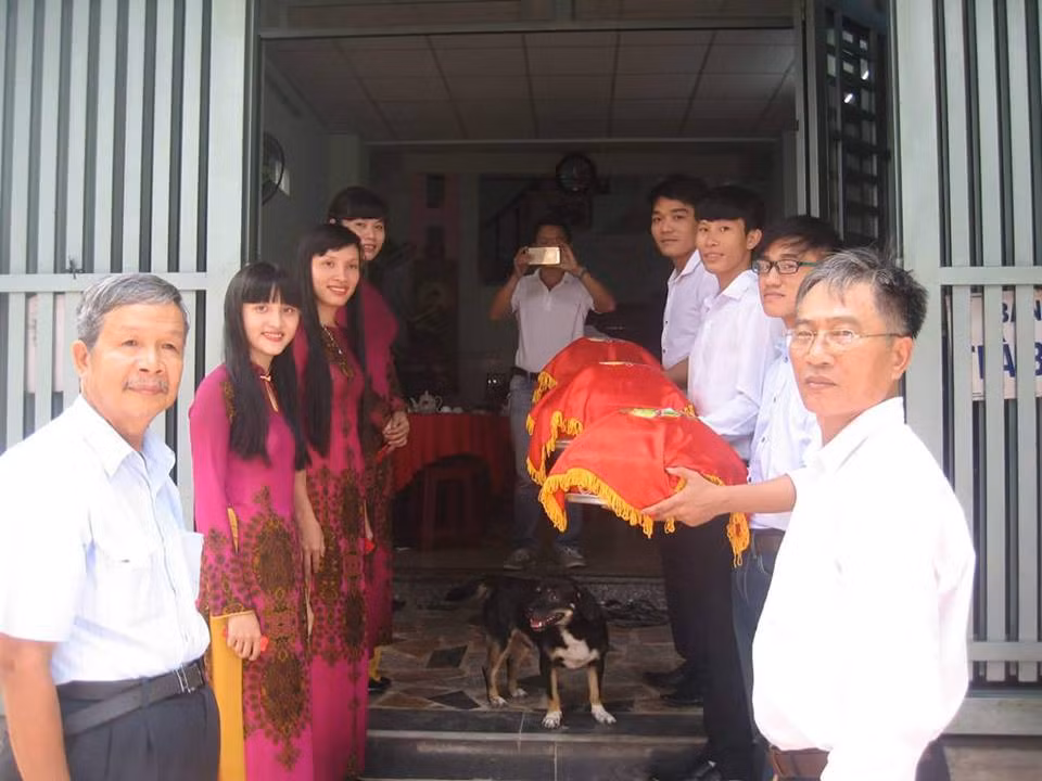 Dân mạng tếu táo bình luận, nếu nhìn vàng tưởng rằng, chú chó đen là trung tâm của ngày lễ chứ chẳng phải cô.