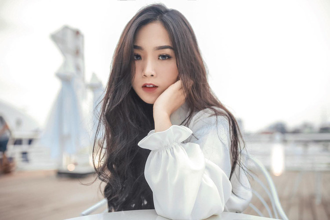 Hiện tại, Sarah cao 1m63, nặng 49kg, vòng nào ra vòng đó. Nhờ 2 dòng máu lai của mình, mà cô nàng còn sở hữu nhan sắc rất ấn tượng với gương mặt Vline đúng chuẩn, mũi cao, đôi môi chúm chím và một nụ cười rạng rỡ.