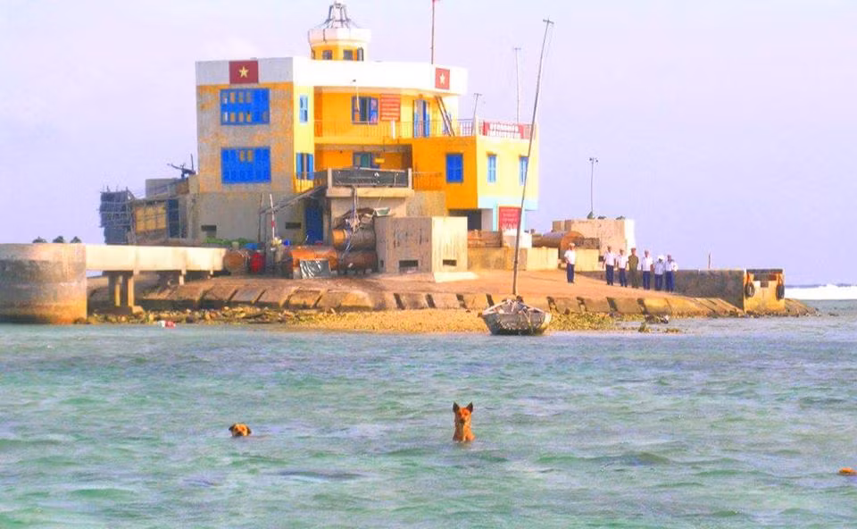 Những chú chó quyến luyến như không muốn rời những chiến sĩ từng làm nhiệm vụ trên quần đảo Trường Sa của Việt Nam. Ảnh sử dụng trong bài: Facebook Lê Bá Dương.