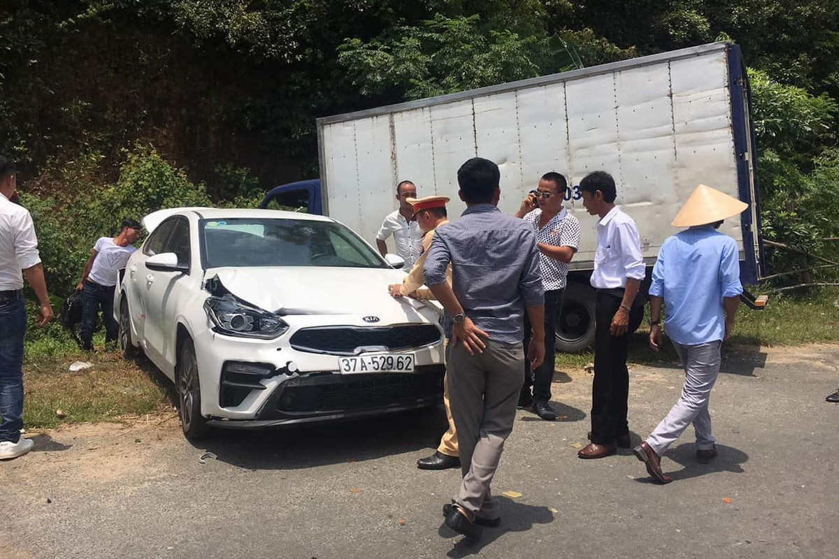 Xe tai tong hang loat o to dung ven duong du dam cuoi o Ha Tinh