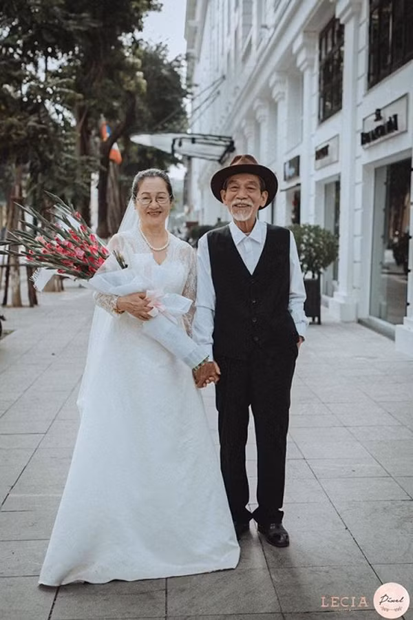 Dù đã năm tay nhau đi qua nửa cuộc đời, từ khi đầu còn xanh đến giờ đã bạc trắng nhưng những hình ảnh trong bộ ảnh kỷ niệm 50 năm ngày cưới của vợ chồng nghệ sĩ Mai Ngọc Căn vẫn khiến nhiều người xem cảm thấy vô cùng cảm động.