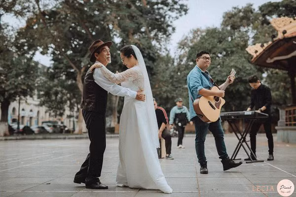 Đặc biệt, những chi tiết trong bộ ảnh được chú ý tới rất nhiều. 50 năm chung sống nhưng vợ chồng nghệ sĩ Mai Ngọc Căn vẫn giữ được sự nhí nhảnh và vui tươi khiến nhiều người phải ao ước.