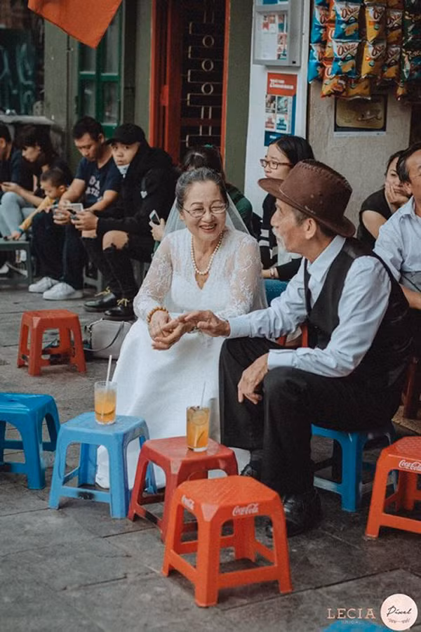 Với câu nói: "Hôm nay, bà với tôi ra ngoài, coi lũ trẻ thời nay sống sao", vợ chồng nghệ sĩ Mai Ngọc Căn đã tái hiện lại rất nhiều những hoạt động của giới trẻ ở thời điểm hiện tại như uống trà chanh, dạo phố đi bộ v.v...