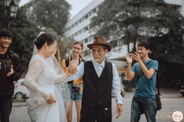 Vợ chồng nghệ sĩ Mai Ngọc Căn cùng nhau thể hiện những bước nhảy nhẹ nhàng đầy uyển chuyển trên phố đi bộ trong bộ ảnh kỷ niệm 50 ngày cưới của mình.