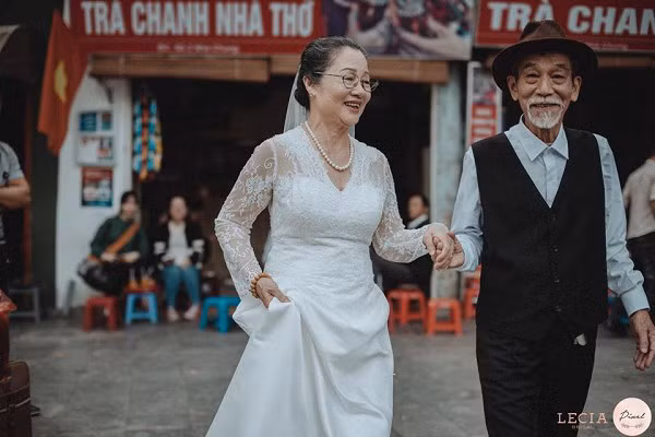 Cụ thể bộ ảnh kỷ niệm 50 năm ngày cưới được chú ý vừa qua là của vợ chồng nghệ sĩ Mai Ngọc Căn. Ông là gương mặt vô cùng nổi tiếng trong giới nghệ thuật với hơn trăm vai diễn lớn nhỏ của điện ảnh Việt Nam.