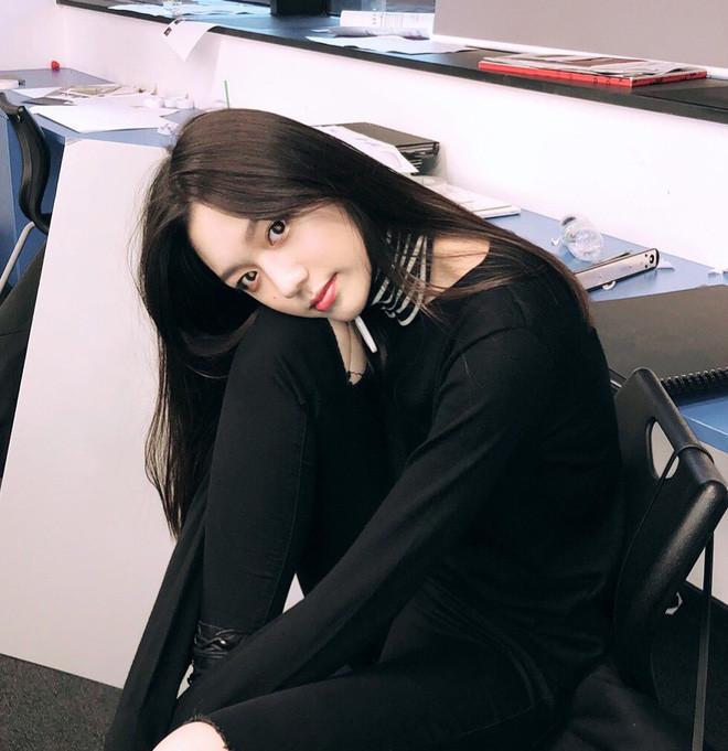 Ái nữ Trung Quốc được dân mạng chú ý thời gian qua là Qi Meihe (sinh năm 2000) hay còn được biết đến với nickname Emily là một trong những "cô chiêu" nổi tiếng vì vẻ ngoài xinh đẹp, tài không đợi tuổi của đất nước đông dân nhất thế giới. Cô bạn chính là con gái của ông Qi Jianhong, Chủ tịch Tập đoàn Sparkle Roll Group Limited, chuyên phân phối xe hơi hạng sang duy nhất ở Đại Lục.