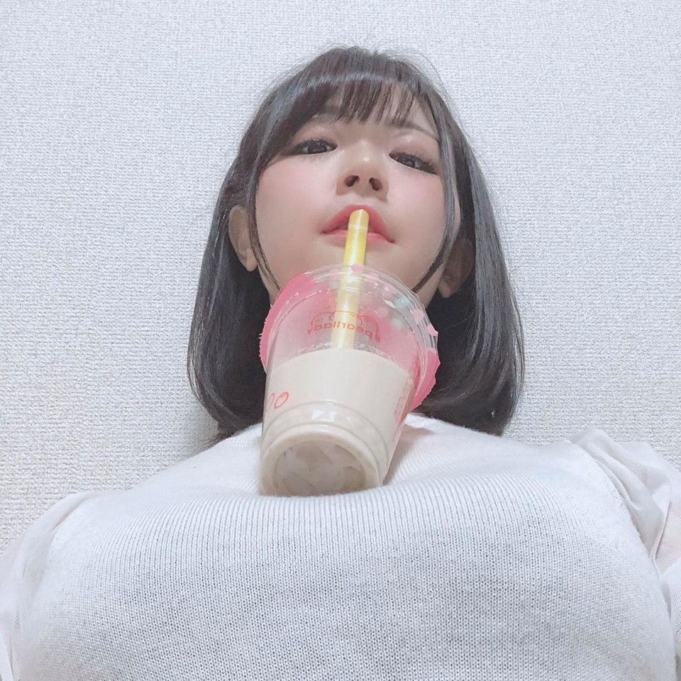 Theo tìm hiểu, trào lưu khoe ngực trá hình này xuất phát từ tài khoản twitter của một họa sĩ truyện tranh Nhật Bản.