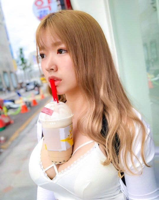 Nhiều người nổi tiếng Nhật Bản cũng thực hiện thử thách này và đăng tải trên trang cá nhân, khiến nhiều cư dân mạng không khỏi xôn xao, bàn tán.