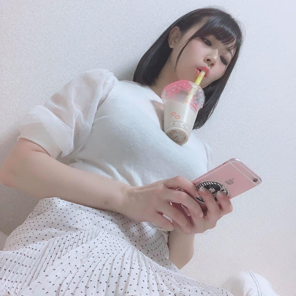 Với trào lưu khoe ngực khủng mới này, những cô gái sẽ đặt cốc trà sữa lên ɴġực mình, chỉ những cô gái nào có bộ ngực to đủ để cốc trà sữa đứng được, không bị đổ, những cô gái đó mới được coi là có bộ ngực đẹp.