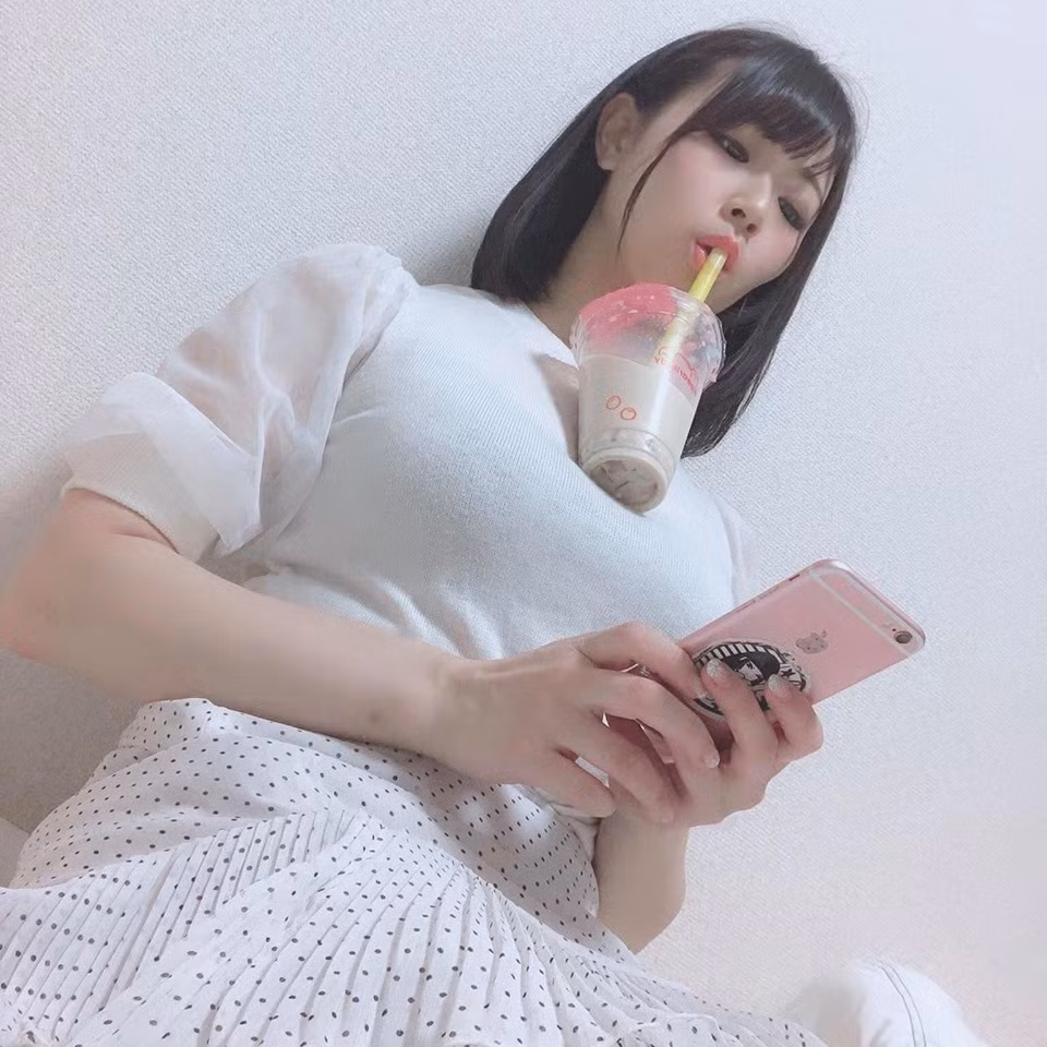 Với trào lưu khoe ngực khủng mới này, những cô gái sẽ đặt cốc trà sữa lên ɴġực mình, chỉ những cô gái nào có bộ ngực to đủ để cốc trà sữa đứng được, không bị đổ, những cô gái đó mới được coi là có bộ ngực đẹp.