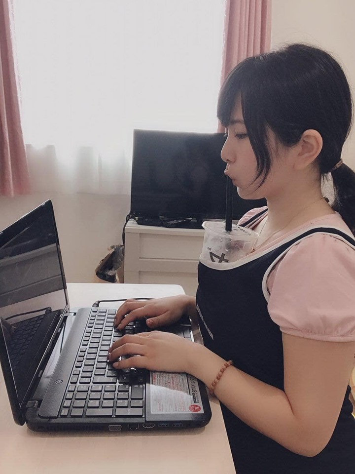 Rất nhiều người chị em đã tham gia trào lưu khoe ngực này.