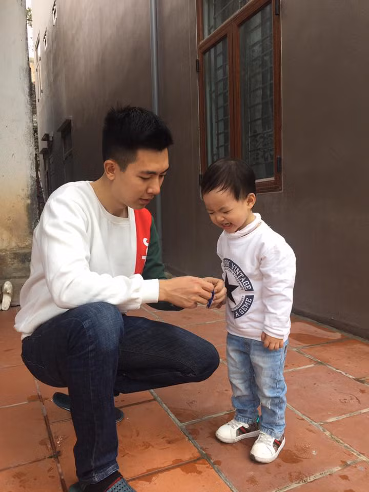 Đi kèm với bức ảnh chụp lại tờ giấy siêu âm mang thai sinh đôi của mẹ, cô gái 18 tuổi còn chia sẻ rằng: "Em đã từng cười thầm khi thấy mọi người khoe em cách xa tuổi mình. Vâng, bây giờ đến lượt em dính nguyên "combo" có em khi em đã 18 tuổi. Em đã suýt ngã ngửa khi mẹ đưa em tờ giấy này, em lại có thêm hai đứa em sinh đôi nữa, vậy là tổng cộng em đã có ba đứa em rồi!"