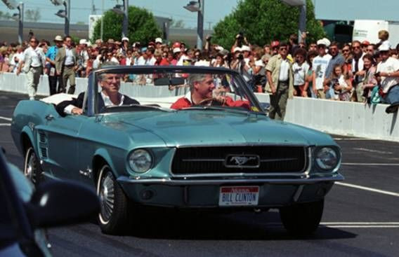 Bill Clinton (1993-2001): Bill Clinton đã lái chiếc Ford Mustang Convertible 1967 của mình trong buổi lễ kỷ niệm 30 năm dòng Mustang vào năm 1994. Đây cũng là “người bạn” mà ông lưu luyến nhất khi phải bỏ lại để chuyển vào Nhà Trắng hồi năm 1993. Ảnh: Pinterest