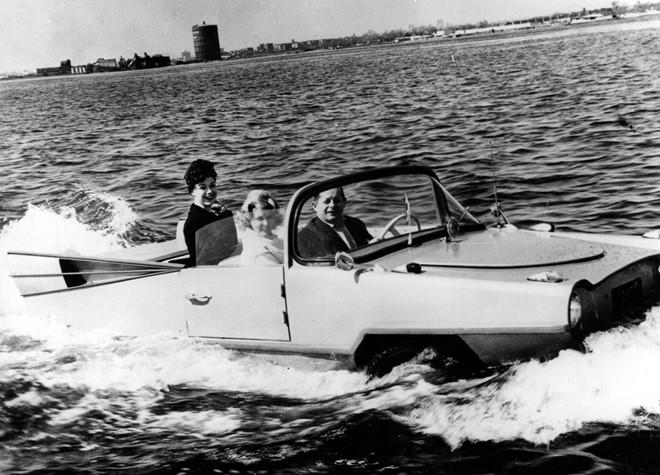 Lyndon B. Johnson (1963-1969): Lyndon B. Johnson có sở thích lái chiếc Amphicar Model 770 quanh nông trại của mình ở Stonewall, Texas trong thời gian rảnh rỗi. Đây là chiếc xe “lưỡng cư” bởi ngoài khả năng chạy trên đường, nó còn có thể nổi lềnh bềnh trên mặt nước như một chiếc thuyền. Ảnh: Mashable