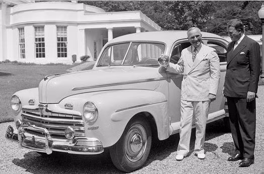 Harry S. Truman (nhiệm kỳ 1945-1953): Thế chiến 2 kết thúc, Ford Motor cùng nhiều hãng xe Mỹ khác bắt đầu tái khởi động dây chuyền sản xuất và chiếc xe Ford đầu tiên lăn bánh khỏi xưởng lắp ráp đã được dành tặng cho tổng thống Mỹ đương nhiệm khi ấy – ông Harry S. Truman. Đó là chiếc Ford Super Deluxe Tudor Sedan 1946, mẫu xe ôtô bình dân rất nổi tiếng của Ford thời bấy giờ. Ảnh: Pinterest