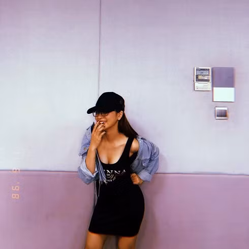 TĐầu năm 2019, khi cô nàng diện 1 chiếc áo 2 dây màu đen khoe khéo vòng 1 đầy đặn, khoác ngoài là chiếc áo trắng đơn giản, cô cũng phải nhận về hàng loạt lời chê bai, chỉ trích.