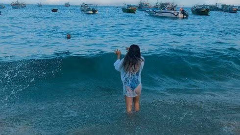 Mới đây, những hình ảnh mát mẻ đăng tải lên trang cá nhân Instagram của bạn gái cầu thủ Quang Hải tiếp tục bị công chúng "lên án".