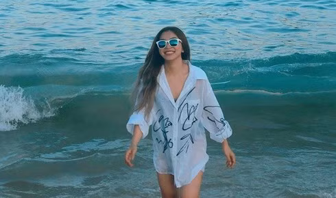 Khác với những hình ảnh ngây thơ với phong cách trẻ trung kín đáo thời gian đầu, gần đây Nhật Lê ngày càng "lột xác" trở thành cô gái sexy với phong cách ăn mặc gợi cảm.