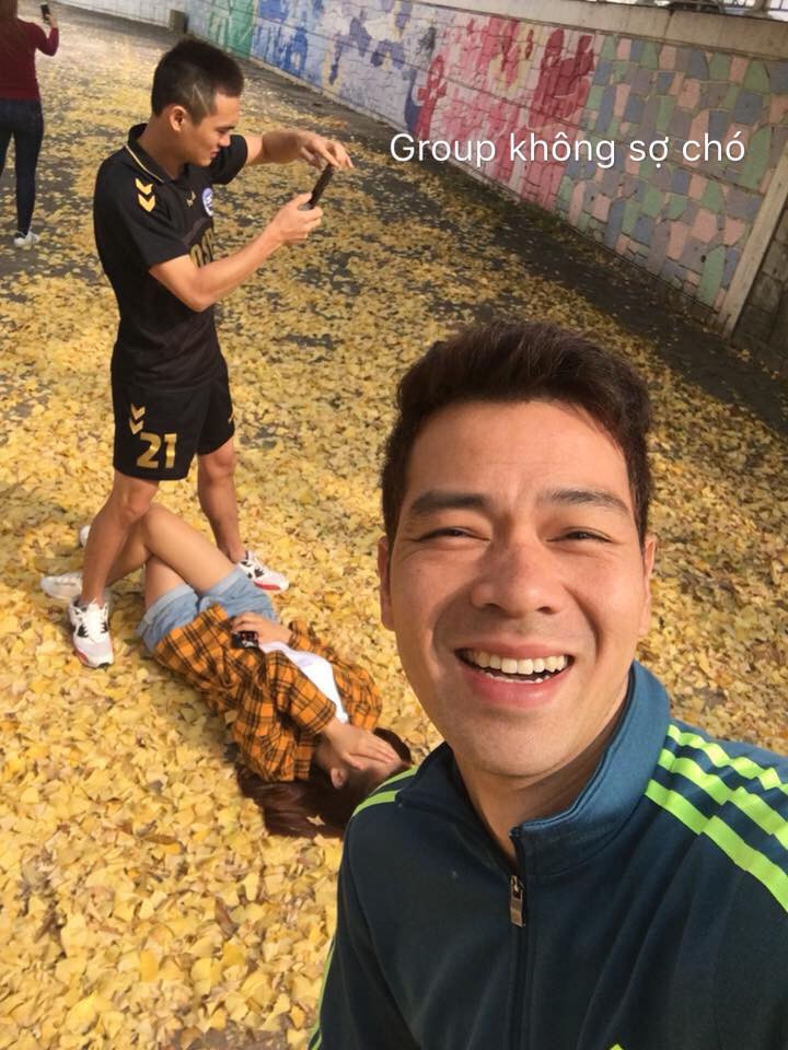 Không chỉ có ấn nút mà chụp, các bạn trẻ còn phải lăn lê, bò trườn để có góc chụp đẹp nhất.