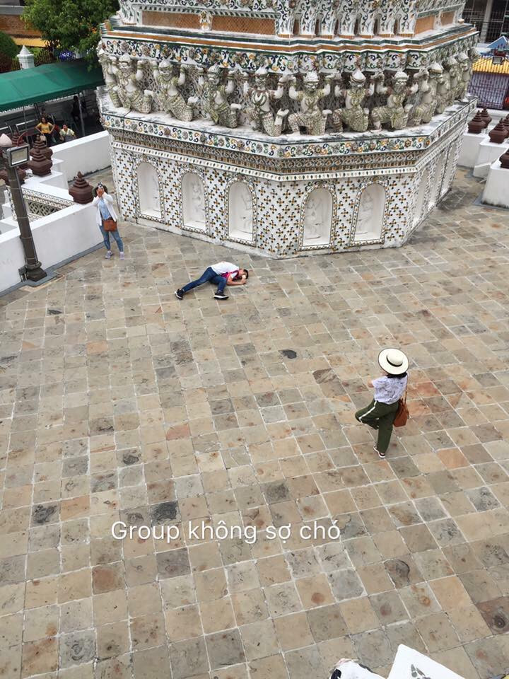 Bò lăn để có góc chụp từ dưới hắt lên cho đứa bạn là điều được ê-kíp sống ảo lựa chọn.